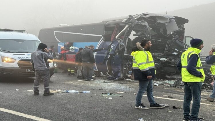 Kuzey Marmara Otoyolu’ndaki Zincirleme Kaza Sonrası Yol Çalışmaları Devam Ediyor