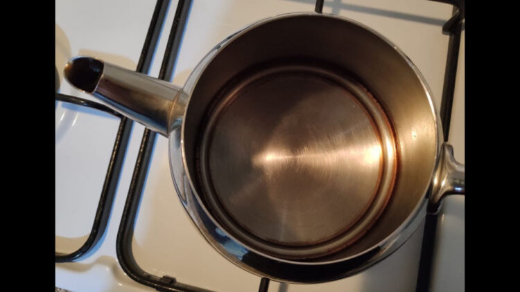 Limon Tuzu, Karbonat ve Sirke Üçlüsüyle Harikalar Yaratın! Dibi Kireçlenmiş Çaydanlık Derdine Son Verin