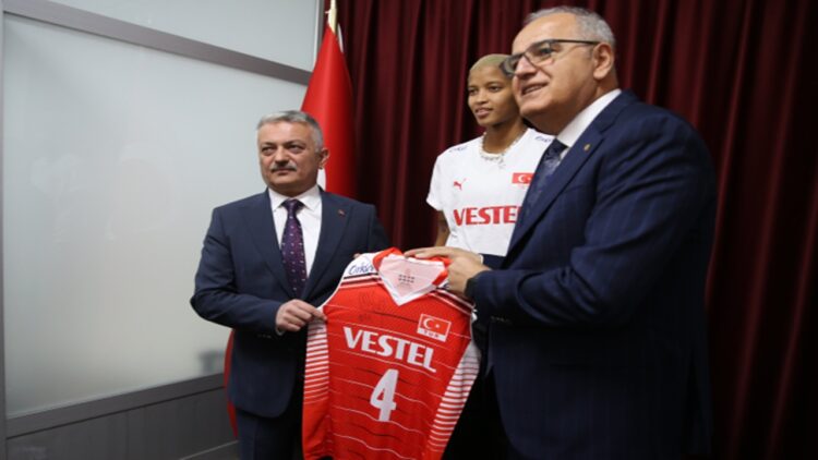Malatya Melissa Vargas’a Onur Belgesi Verdi