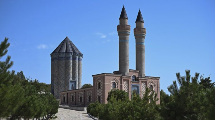 Nahçıvan’ın Tarihi Mirası: Mümine Hatun Türbesi