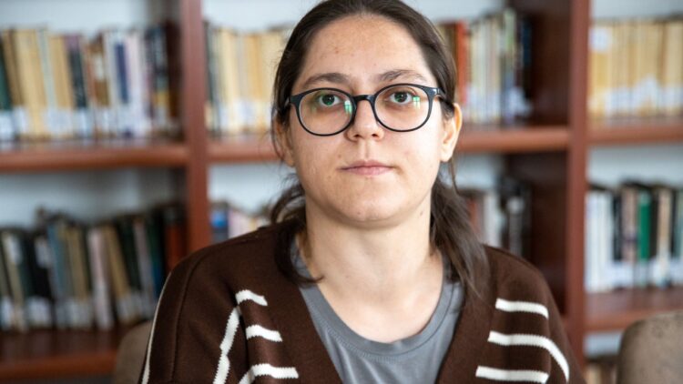 Okullarda Temizlik Görevlisi Olarak Çalışırken Öğretmen Oldu