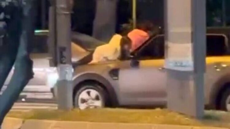 Otomobil Kaputunda İnsan Taşıyan Sürücüye Ceza