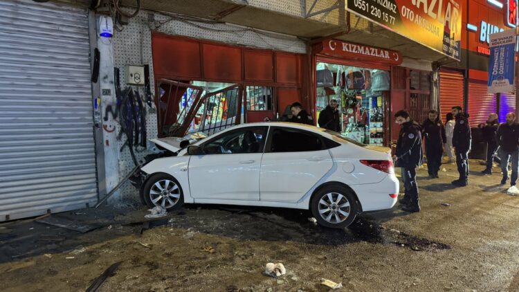 Otomobilin İş Yerinin Kepeneklerine Çarpması Sonucu 3 Kişi Yaralandı