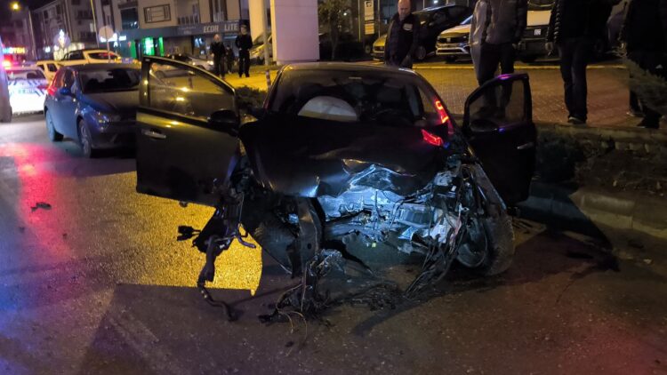 Otomobiliyle Ağaca Çarpan Sürücü Yaralandı