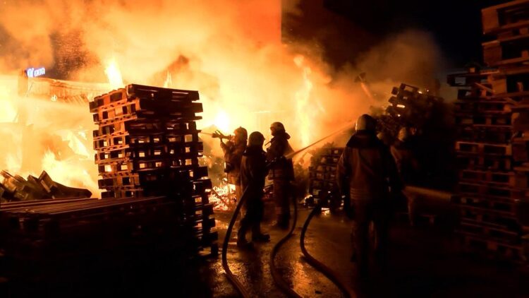 Palet İmalathanesinde Çıkan Yangın Söndürüldü