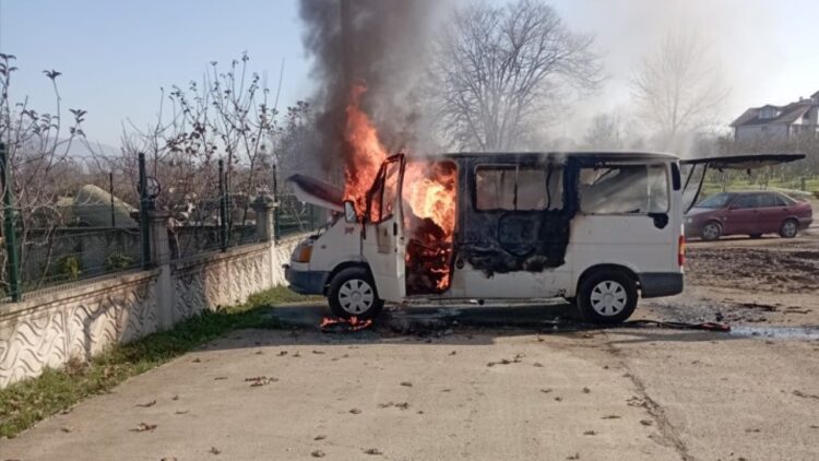 Park Halindeki Kamyonet Yandı