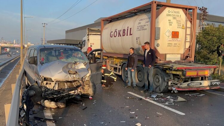 Park Halindeki Tıra Çarpıp Yaralandı