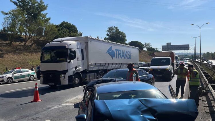 Pendik’te 4 Otomobil Zincirleme Kazaya Neden Oldu! 2 Kişi Yaralandı