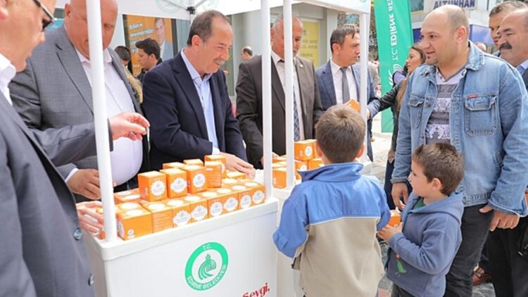 Recep Gürkan Kandil Simidi Dağıttı