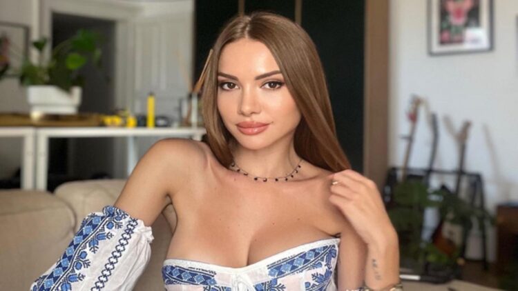 Romanyalı Şarkıcı Otilia Evlendi!