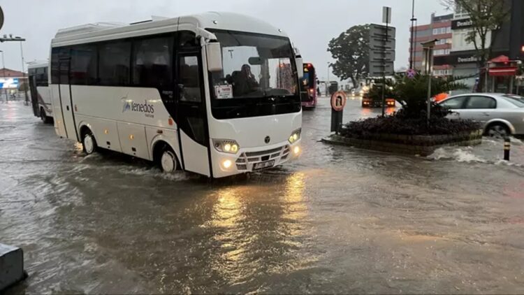 Sağanak Yağış Çanakkale’yi Etkisine Aldı