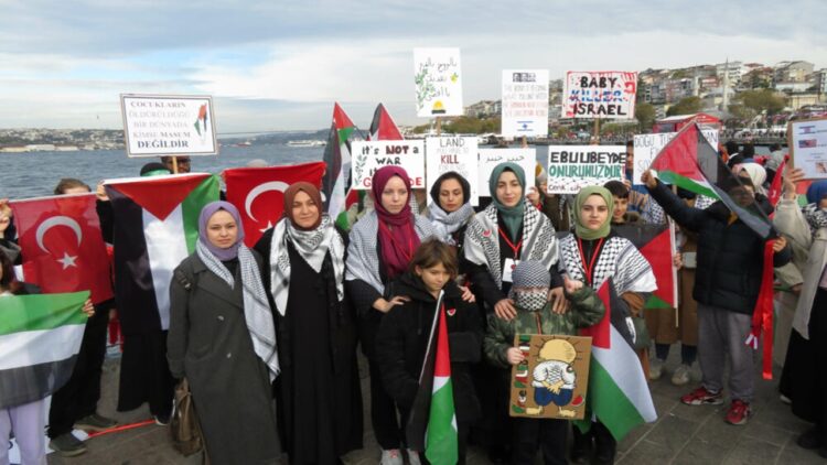 “Slices of Resistance Topluluğu” İsrail’in Gazze Saldırılarını Protesto Etti