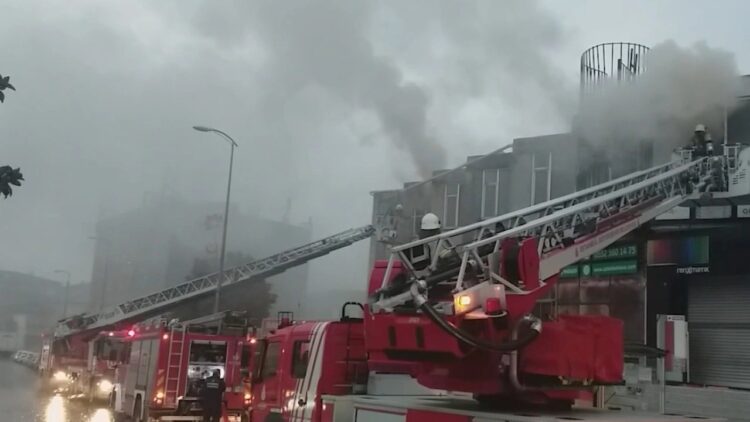 Sultanbeyli’de İş Yeri Deposunda Yangın