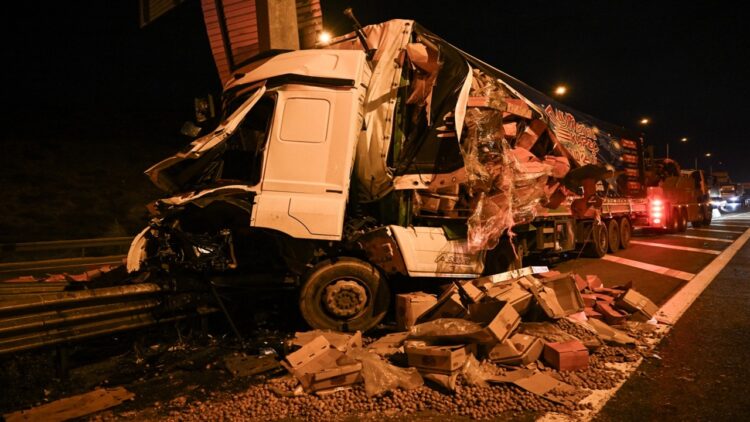 TEM Otoyolunda Bariyerlere Çarpan Tır Şoförü Yaralandı