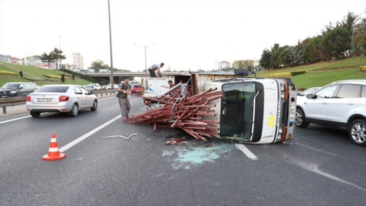 TEM’de Kamyonet Devrildi: Trafik Aksadı