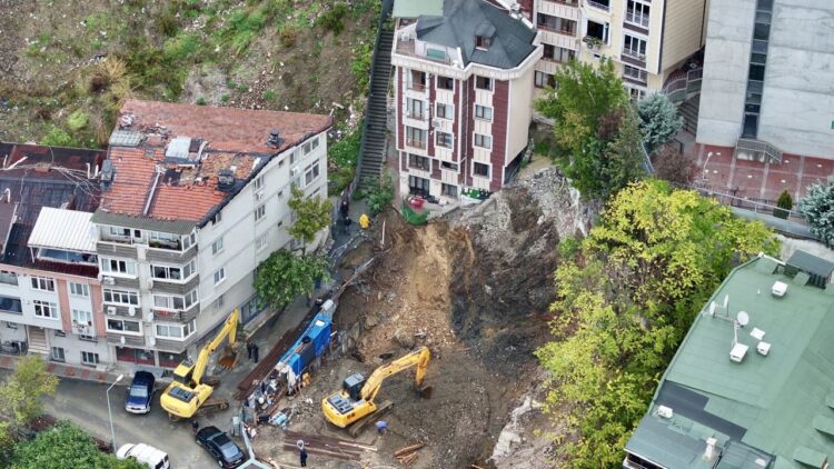 Toprak Kayması Nedeniyle 2 Bina Boşaltıldı