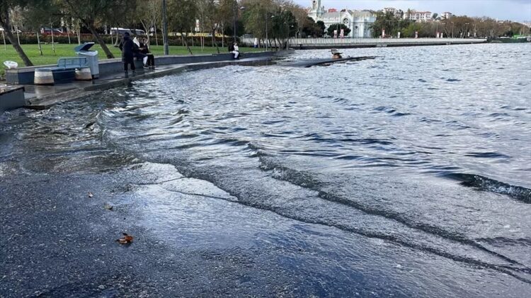 Yağış Ve Fırtına İstanbul’un Bazı Bölgelerinde Hasara Yol Açtı