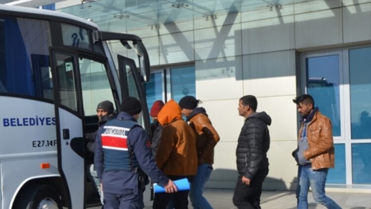 Yasa Dışı Yollarla Ülkeye Giren Göçmenler Gözaltına Alındı