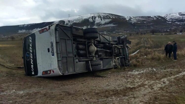 Van’da Yolcu Midibüsü Devrildi: 27 Kişi Yaralandı