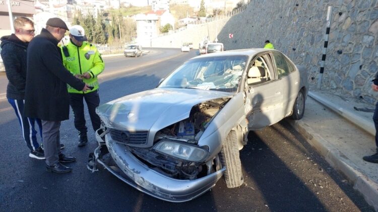 Aydınlatma Direğine Çarpan Otomobil Sürücüsü Ağır Yaralandı