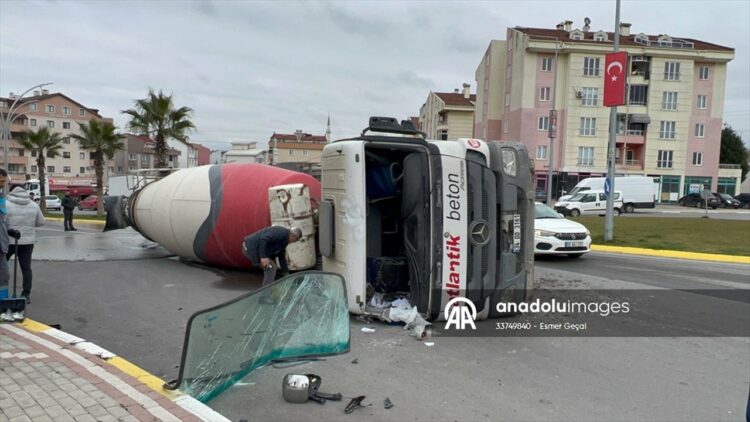Kocaeli’de Devrilen Beton Mikserinin Sürücüsü Yaralandı