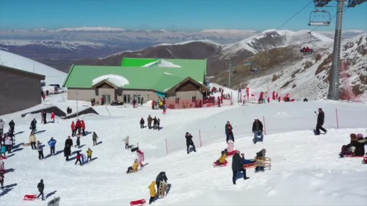 Devlet Korumasındaki Çocukların Kızak Keyfi