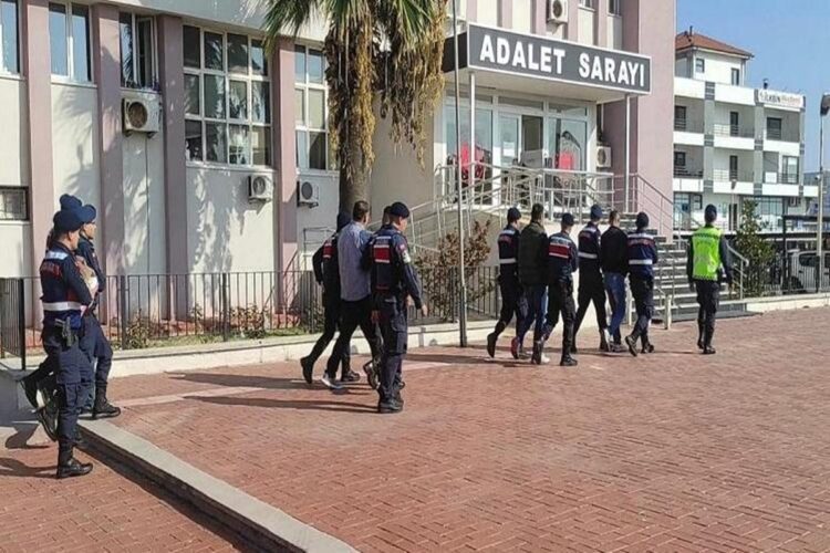 Balıkesir’de 16 Düzensiz Göçmen İle 1 İnsan Kaçakçısı Yakalandı