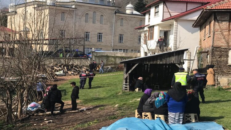 Sakarya’da Boşanma Aşamasındaki Karısını Silahla Öldüren Kişi İntihar Etti