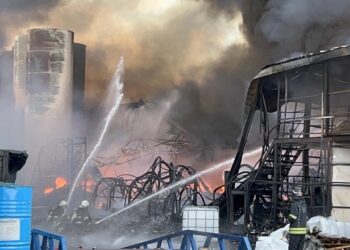 Kocaeli’de Bir Fabrikada Çıkan Yangına Müdahale Ediliyor