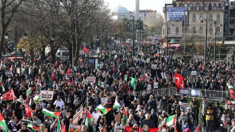İsrail’in Gazze’ye Saldırıları İstanbul’da Protesto Edildi