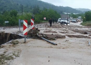 Kuvvetli Yağışların Etkili Olduğu Köyde S Tarım Arazisi ve Yolları Sel Bastı