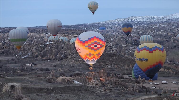 Rüzgar ve Sis Kapadokya’da Sıcak Hava Balon Turlarına Engel Oldu