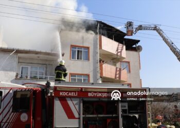 Kocaeli’de Binanın Çatısında Çıkan Yangın Söndürüldü