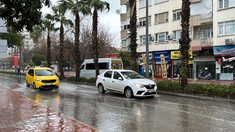 Antalya’da Sağanak ve Fırtına Etkili Oluyor