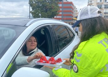 Çanakkale’de Polis Ekiplerinden Kadın Sürücülere Çikolata İkramı