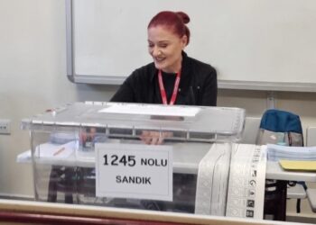 Candan Erçetin, Beşiktaş’ta Bir Okulda Sandık Kurulu Üyesi Oldu