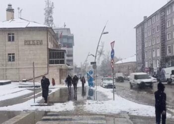 Erzurum’da Etkili Olan Kar Yağışı Şehri Beyaza Bürüdü