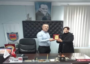 Gelibolu’nun Tek Kadın Dolmuş Şoförüne Plaket Verildi