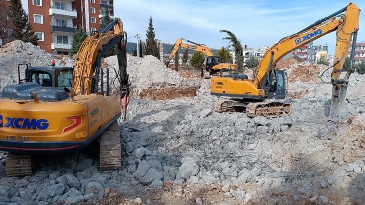 Üzerine Beton Blok Düşen İşçi Ağır Yaralandı