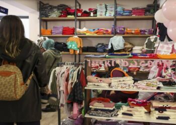 İhtiyaç Sahibi Çocuklara Kıyafet Yardımı Yapılıyor