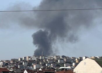 Kocaeli’de Bir İş Yerinin Deposunda Çıkan Yangına Müdahale Ediliyor