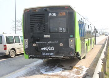 Kocaeli’de Belediye Otobüsüyle Çarpışan Otomobilin Sürücüsü Yaralandı