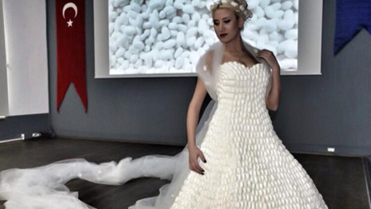 Yaklaşık 8 bin Kozadan Gelinlik Tasarlandı