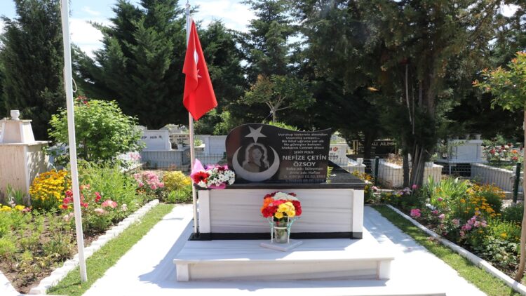 Kadın Polisler Şehit Polis Nefize Çetin Özsoy’un Kabrini Ziyaret Etti