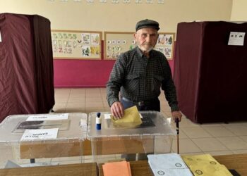 Kütahya’daki Terk Edilmiş Köyde Tek Başına Yaşayan Vatandaş Oyunu Kullandı