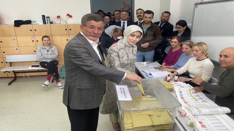 Gelecek Partisi Genel Başkanı Ahmet Davutoğlu Oyunu İstanbul’da Kullandı