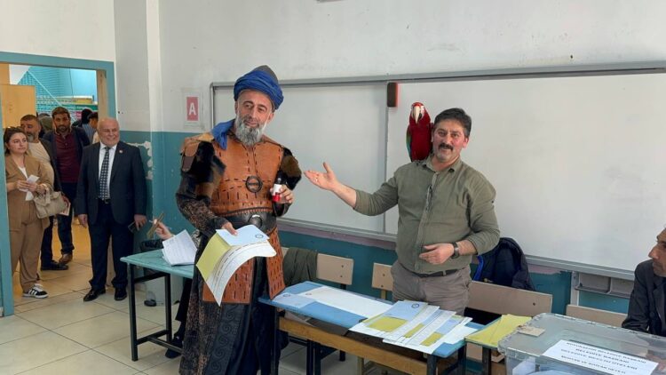 Esenyurt’ta Oy Vermeye Papağanıyla Gelen Vatandaş İlgi Odağı Oldu