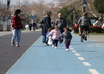 Tekirdağ’da Vatandaşlar Güneşli Havayı Sahilde Değerlendirdi