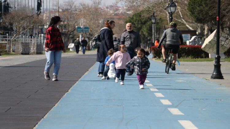 Tekirdağ’da Vatandaşlar Güneşli Havayı Sahilde Değerlendirdi