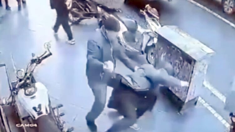 Yolda Yürüyen Kişinin Kafasına Taşla Vuran Şüpheli Tutuklandı